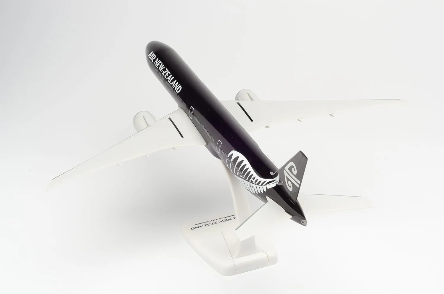 Herpa Snap-fit Airplane Model Boeing 777-300ER Air New Zealand on Scale of 1:200, Plastic Miniature with pedastal, Model Building, Collectors Edition